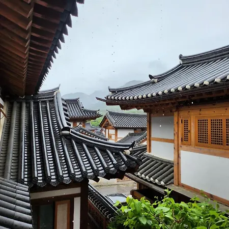 Eunpyeong Hanok Pyeonganchae은평한옥