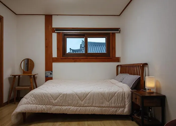 Eunpyeong Hanok Pyeonganchae은평한옥 Guest house