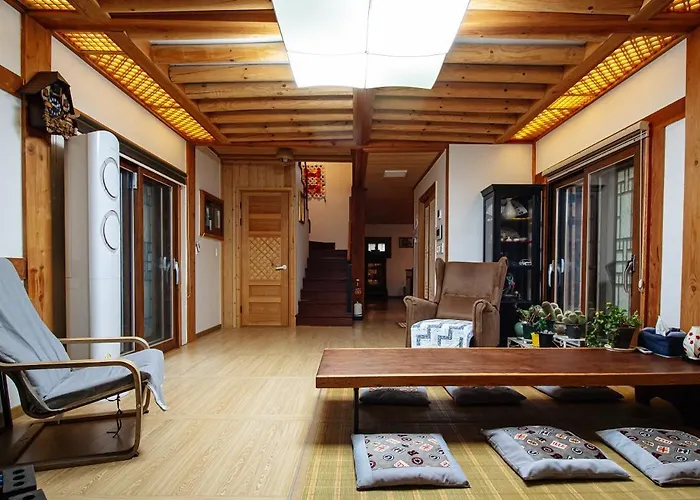 Eunpyeong Hanok Pyeonganchae은평한옥