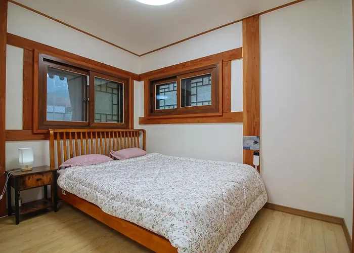 Eunpyeong Hanok Pyeonganchae은평한옥 Guest house