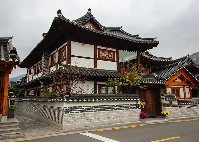 Eunpyeong Hanok Pyeonganchae은평한옥 Guest house