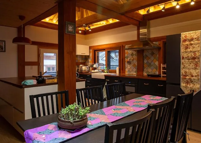 Eunpyeong Hanok Pyeonganchae은평한옥 Guest house Seoul