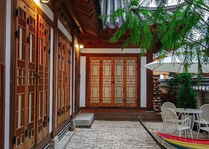 Eunpyeong Hanok Pyeonganchae은평한옥 Guest house